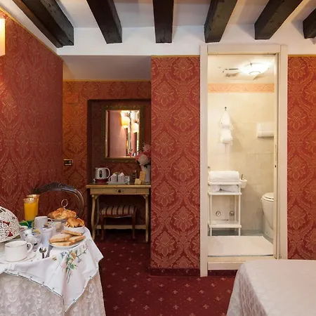 Ca' Della Loggia 3* البندقية