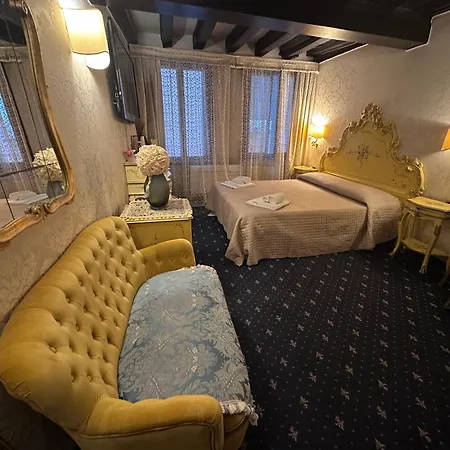 Ca' Della Loggia 4* Venedig