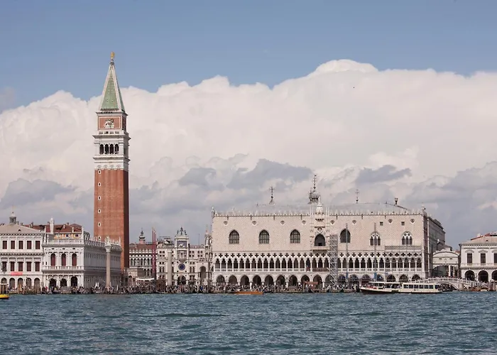 Ca' Della Loggia Bed & Breakfast 3*